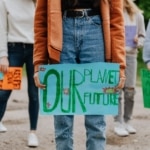 Klimakonferenz_Bild von Menschen mit Klimaschutzplakaten_Our Planet Our Fututre