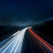 Verkehrswende nicht ausbremsen_Visualisierung Langzeitbelichtung Straße im Dunkeln