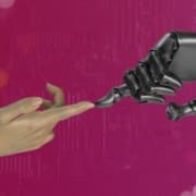 Symbolbild für die Zusammenarbeit von Mensch und KI: Eine menschliche Hand, die von links unten kommt, und eine Roboterhand, die von rechts oben kommt, berühren sich in der Bildmitte mit einer Fingerspitze.