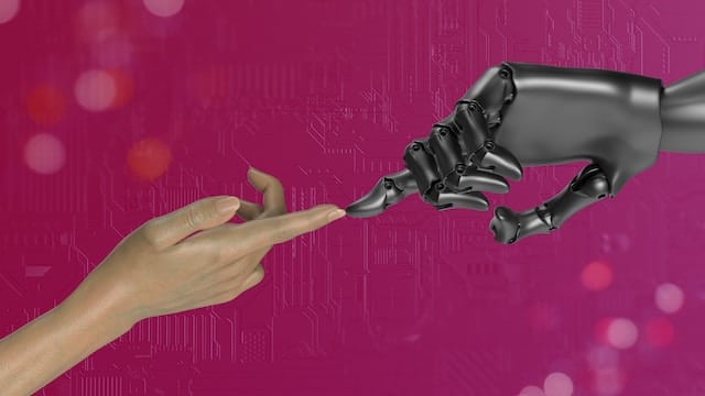 Symbolbild für die Zusammenarbeit von Mensch und KI: Eine menschliche Hand, die von links unten kommt, und eine Roboterhand, die von rechts oben kommt, berühren sich in der Bildmitte mit einer Fingerspitze.