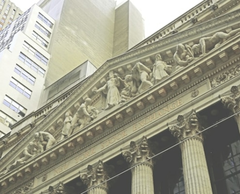 Ein Foto der klassizistischen Fassade der New York Stock Exchange.