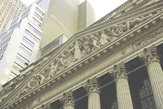 Ein Foto der klassizistischen Fassade der New York Stock Exchange.